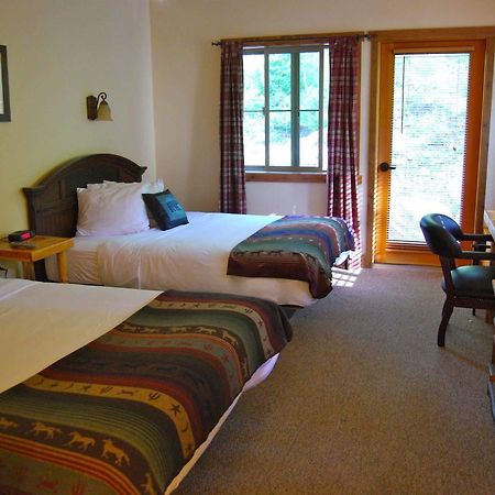 Glacier Guides Lodge 웨스트 글레이셔 외부 사진