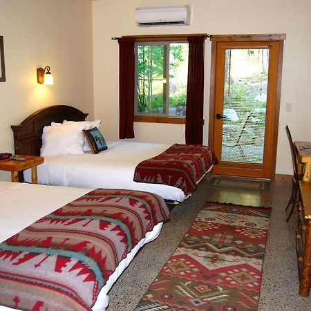 Glacier Guides Lodge 웨스트 글레이셔 외부 사진