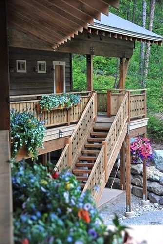 Glacier Guides Lodge 웨스트 글레이셔 외부 사진