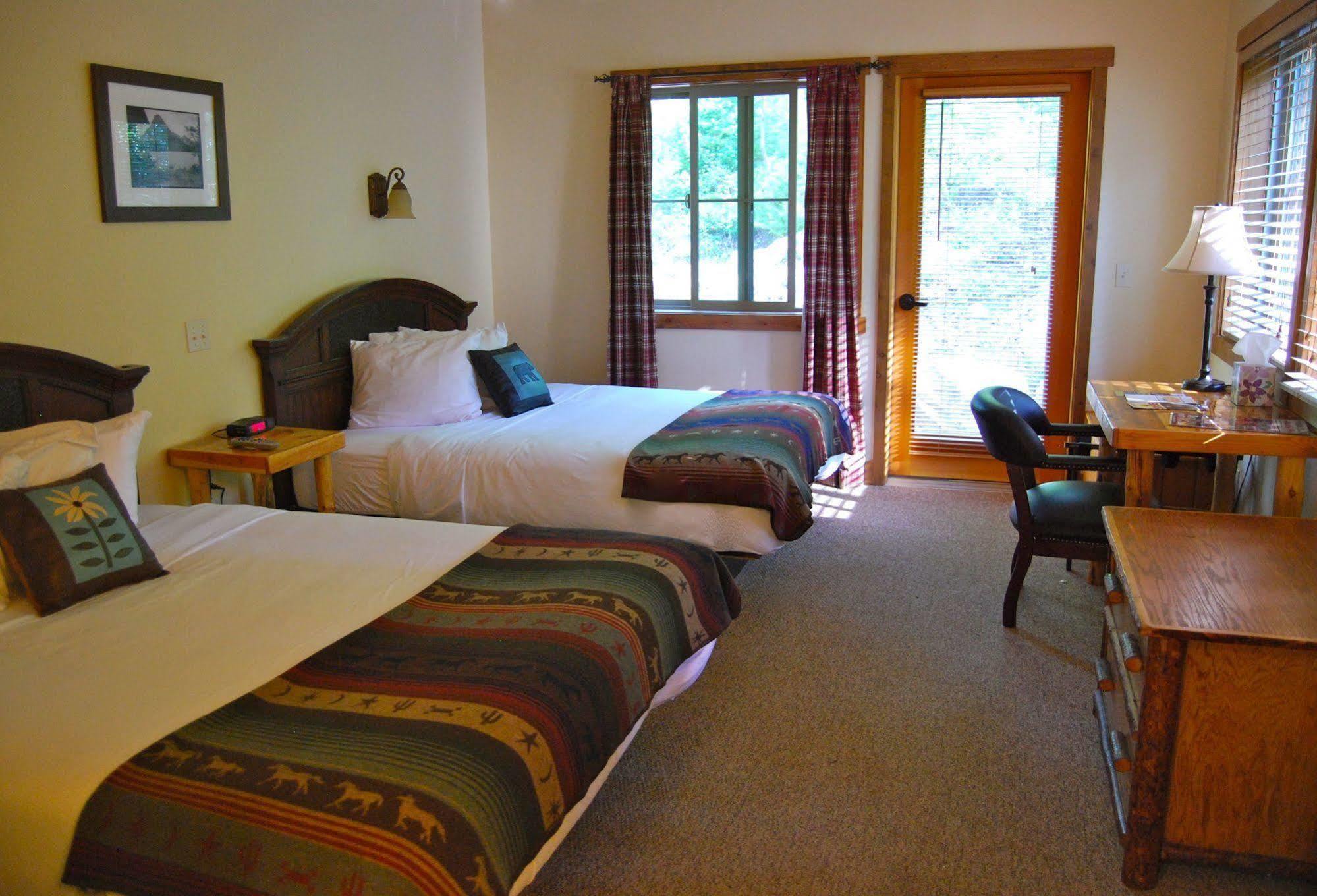 Glacier Guides Lodge 웨스트 글레이셔 외부 사진